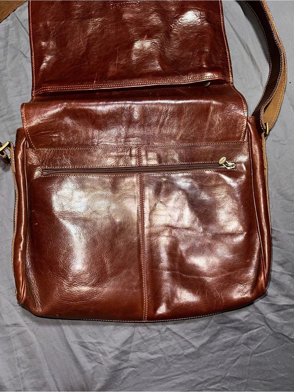 Classic Brown Leather Messenger Bag with Adjustable Strap